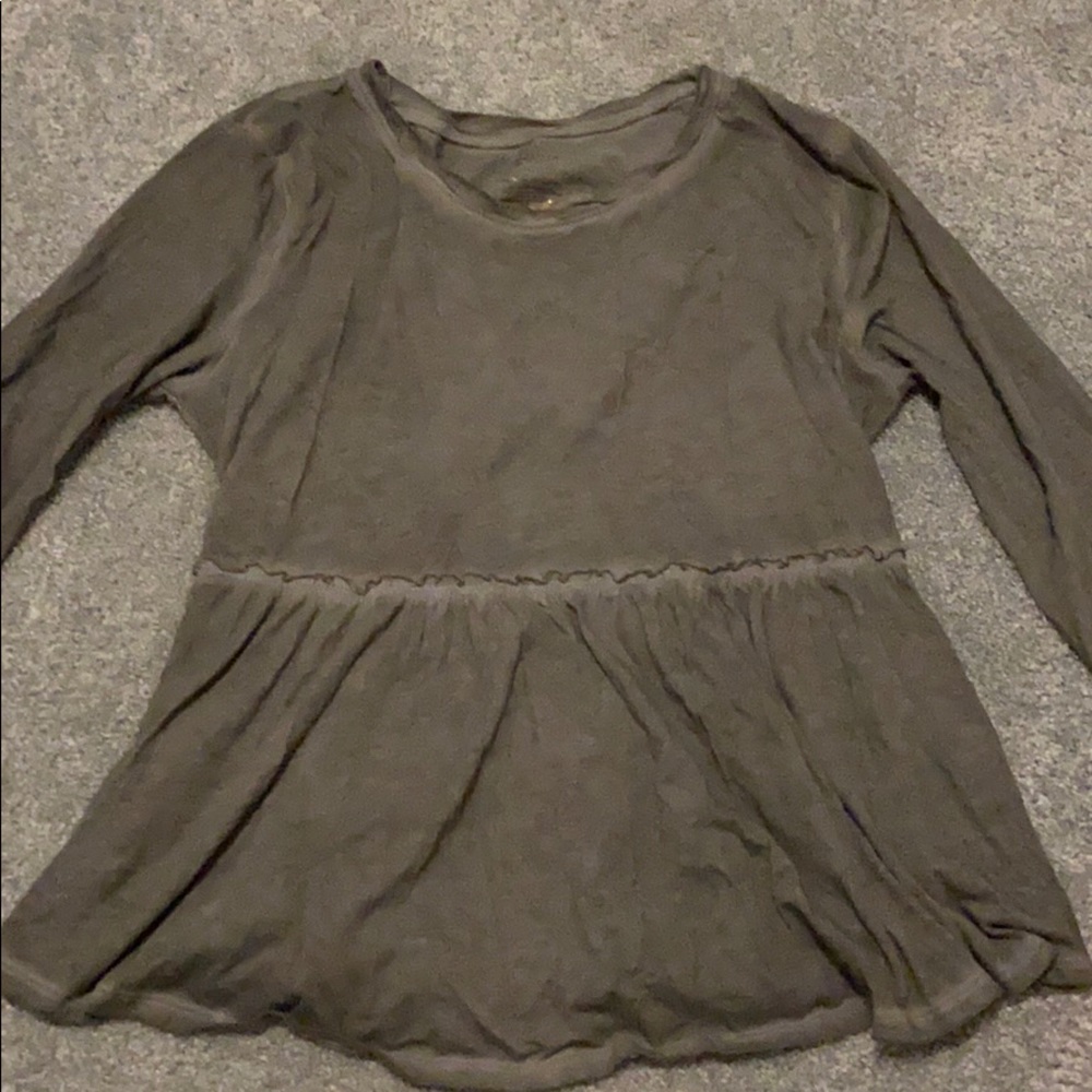 A cute grey shirt!